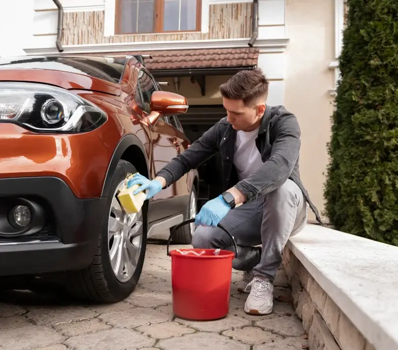 Lavage auto à domicile Camboulazet : professionnel intervenant sur un véhicule